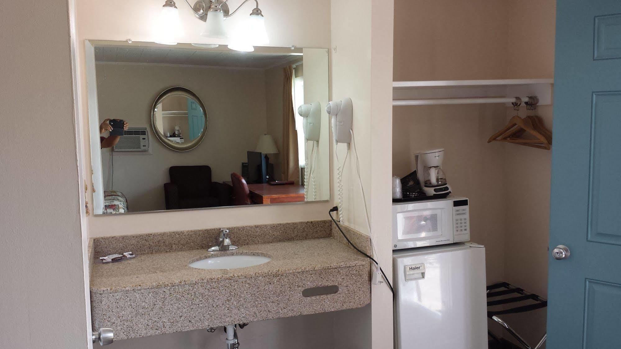 Executive Inn & Suites レイク・ビュー エクステリア 写真